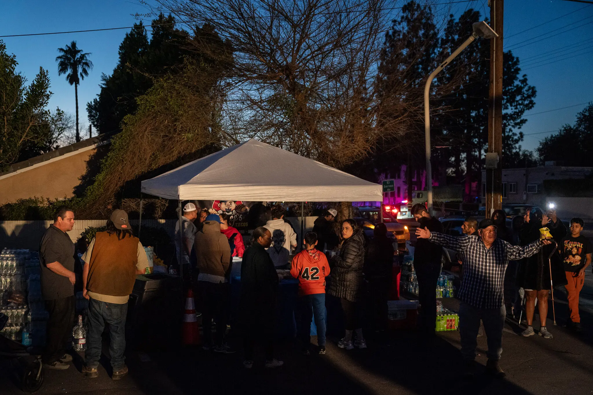 Як заправка в Лос-Анджелесі стала центром допомоги після пожеж